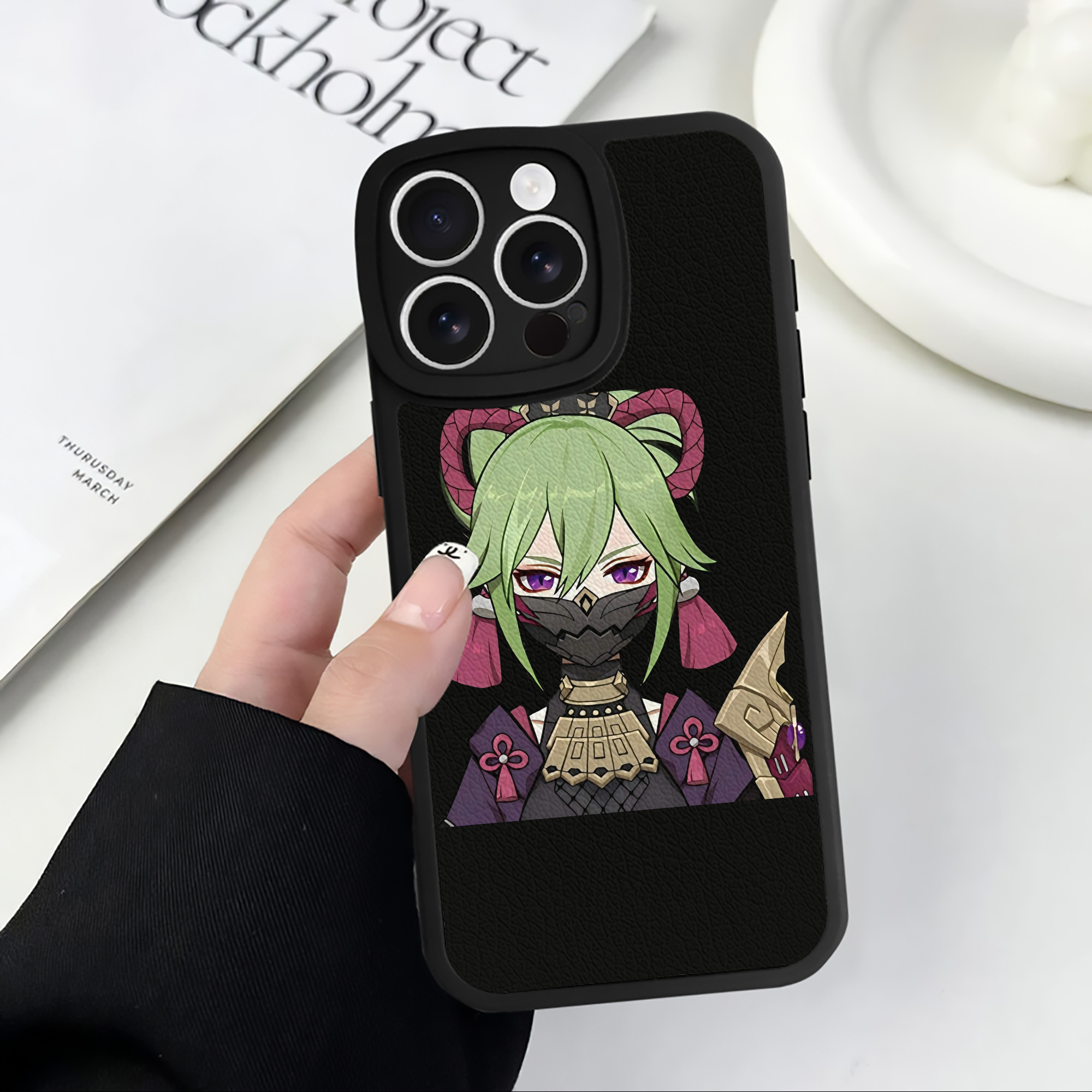 げんし神  久岐忍 くき しのぶ genshin Kuki Shinobu 【iPhone 16シリーズ対応】シリコンスマホケース（レザー調） 材質：シリコン