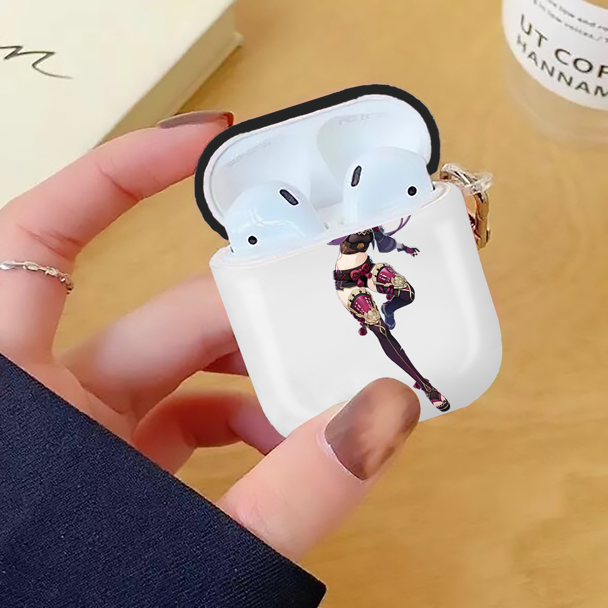 げんし神  久岐忍 くき しのぶ genshin Kuki Shinobu AirPods 第2世代保護ケース ハードシェル ブラック 耐衝撃・防指紋・カラビナ付き