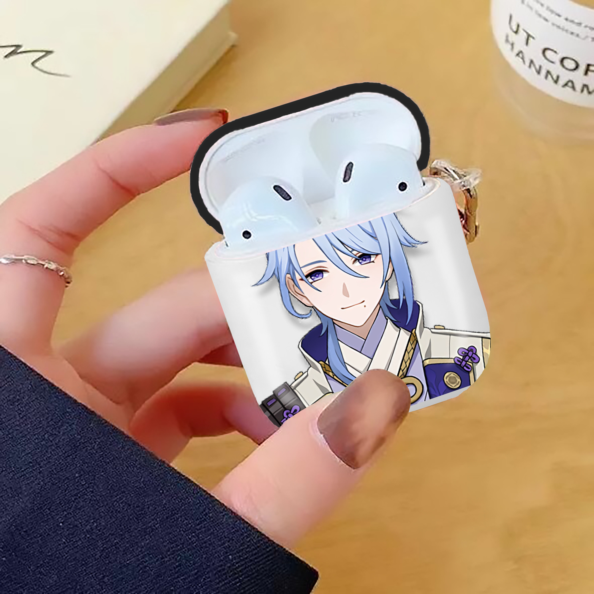 げんし神 神里綾人 かみさとあやと genshin Kamisato Ayato AirPods 第2世代保護ケース ハードシェル ブラック 耐衝撃・防指紋・カラビナ付き