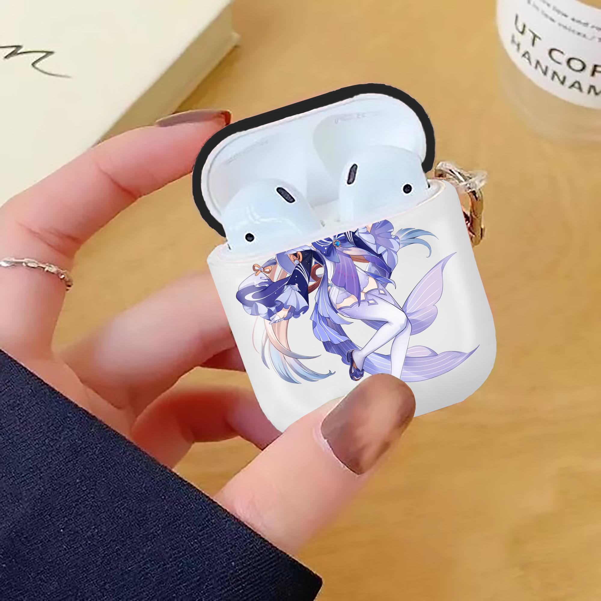 げんし神 珊瑚宮心海 サンゴノミヤ・ココミ genshin Sangonomiya Kokomi AirPods 第2世代保護ケース ハードシェル ブラック 耐衝撃・防指紋・カラビナ付き